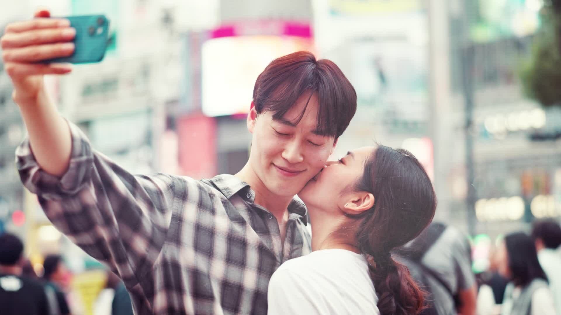 Cách một nụ hôn làm lây nhiễm virus HPV