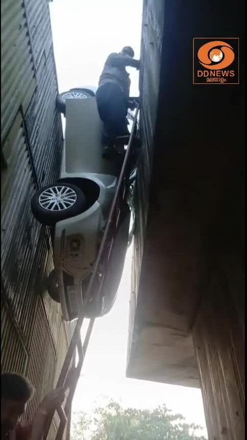 Ôtô rơi lọt giữa hai trụ cầu vượt đang xây