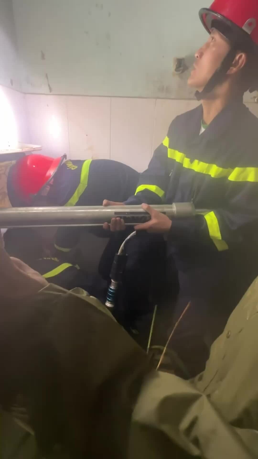 Giải cứu bé gái 8 tuổi mắc kẹt trong sạt lở ở Đà Lạt