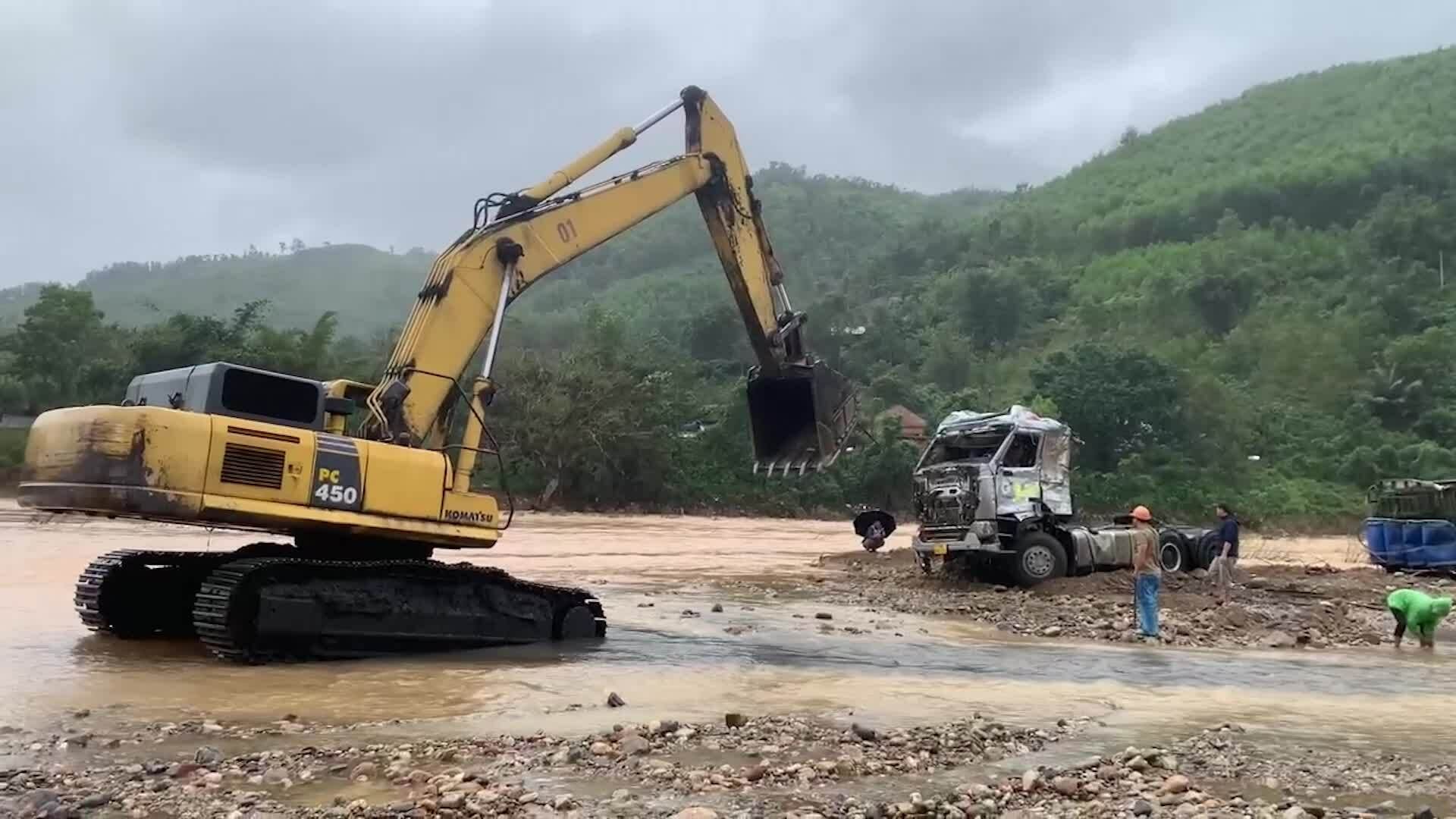 Trục vớt xe đầu kéo bị lũ cuốn