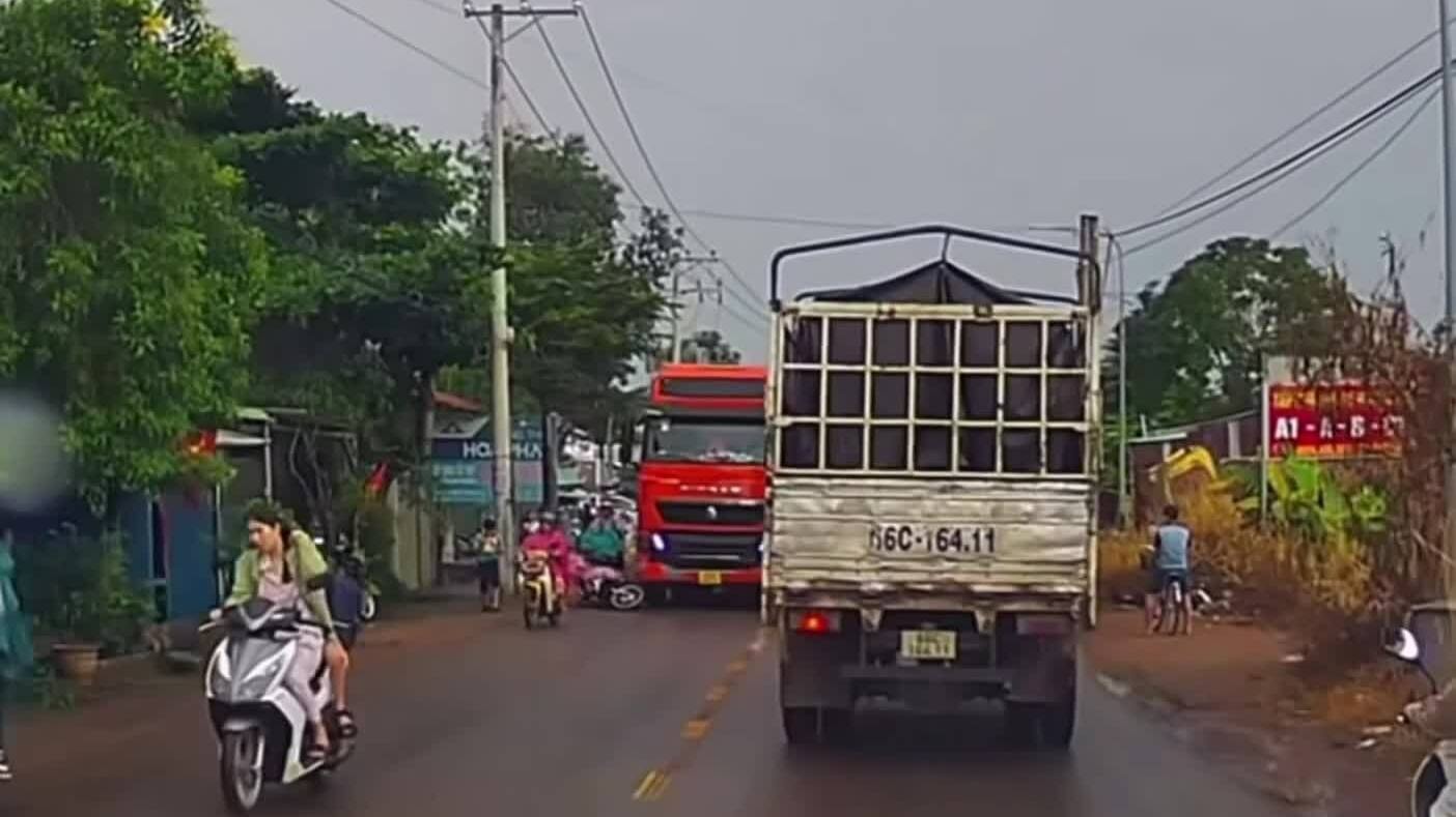 Xe đầu kéo cán qua xe máy đi cùng chiều