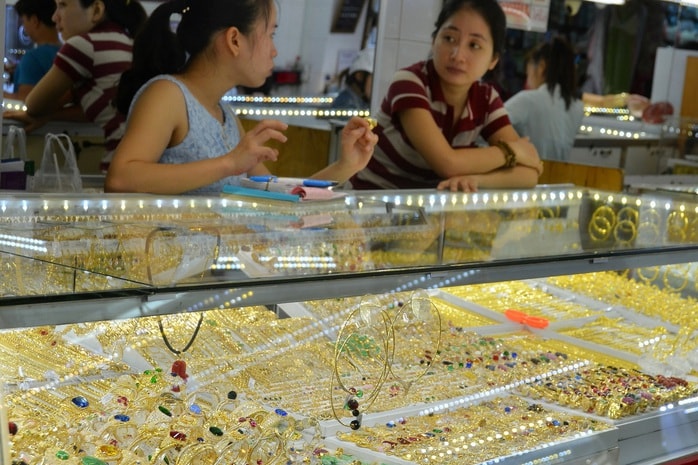 Giá vàng hôm nay 19 - 11 tăng mạnh trở lại giữa bất ổn kinh tế toàn cầu - Ảnh 1.