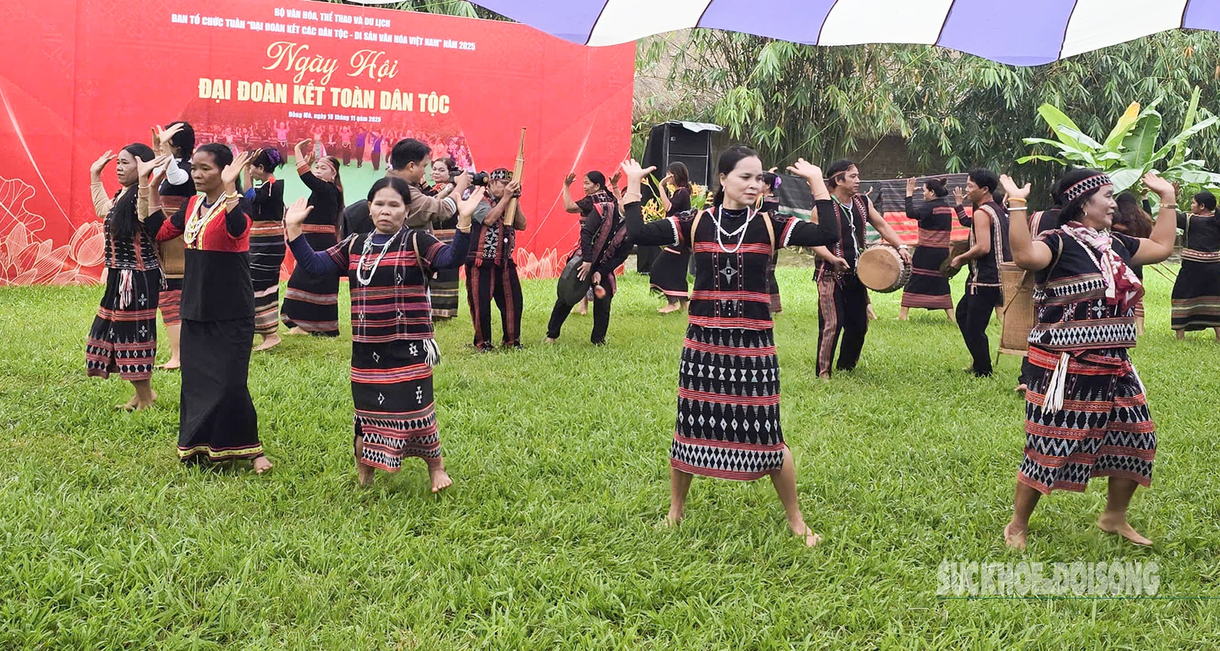 Sắc màu đoàn kết rực sáng tại Làng Văn hóa - Du lịch các dân tộc Việt Nam- Ảnh 1.