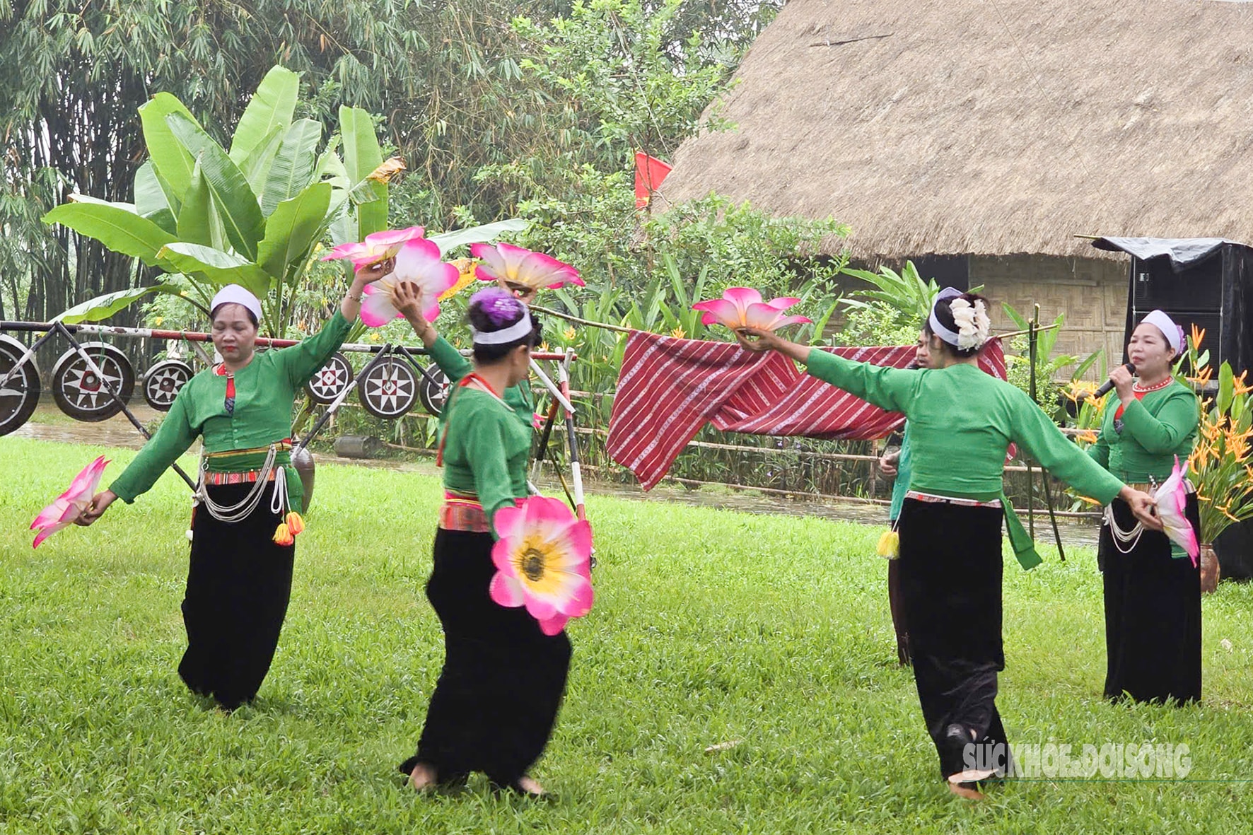 Sắc màu đoàn kết rực sáng tại Làng Văn hóa - Du lịch các dân tộc Việt Nam- Ảnh 6.