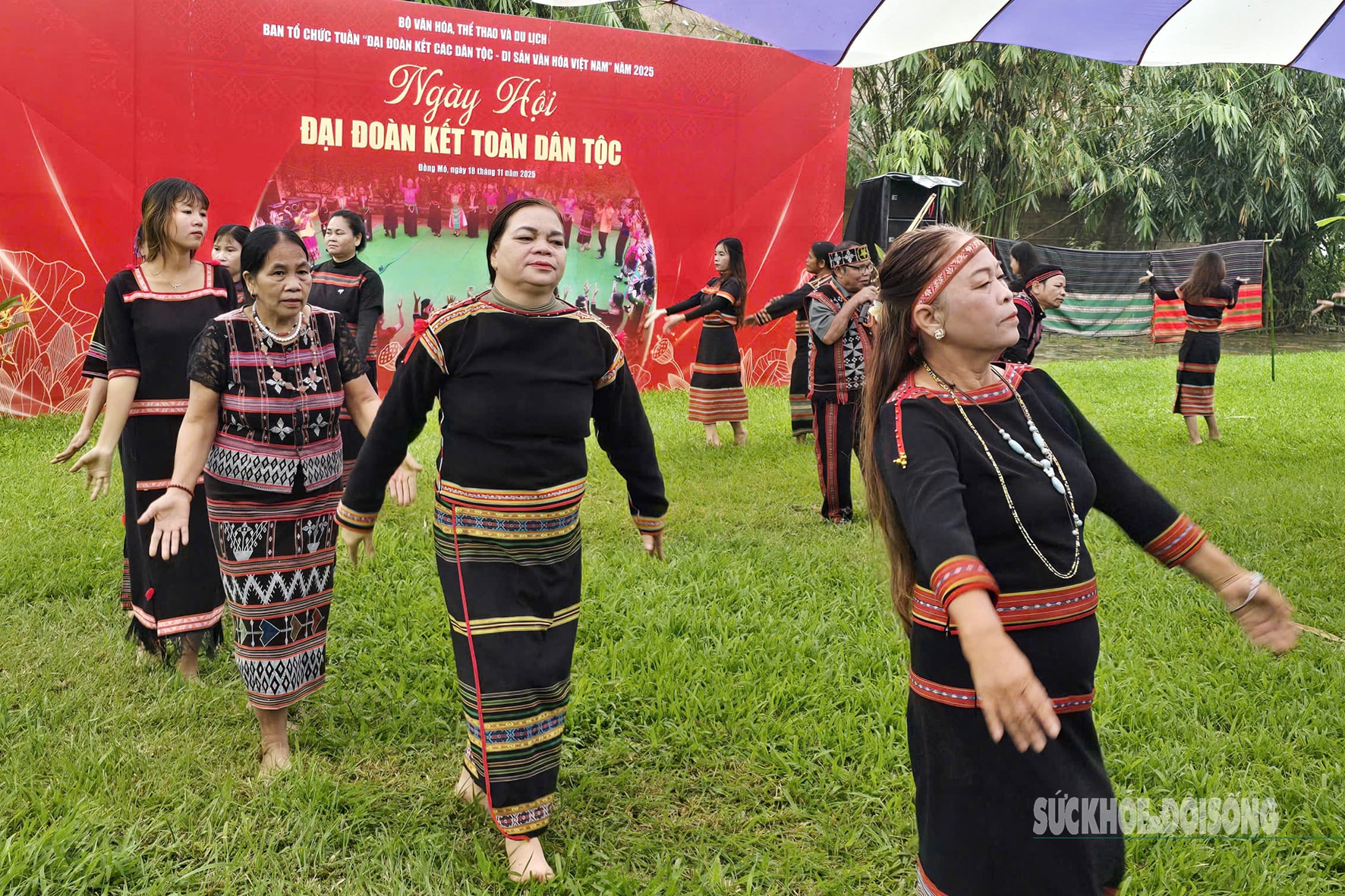 Sắc màu đoàn kết rực sáng tại Làng Văn hóa - Du lịch các dân tộc Việt Nam- Ảnh 10.