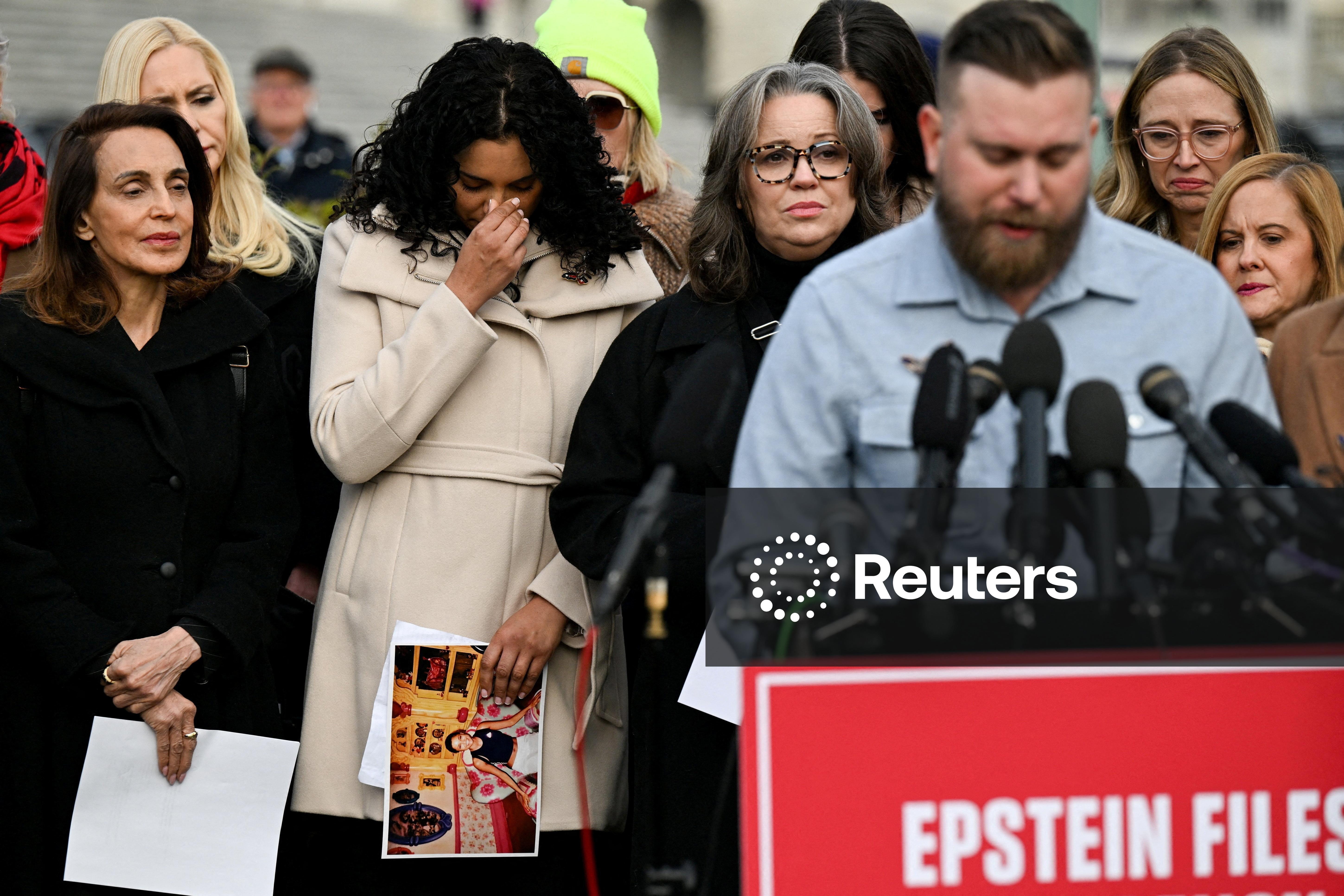 Người thân của nạn nhân phát biểu tại cuộc họp báo về Đạo luật Minh bạch Hồ sơ Epstein trước phiên bỏ phiếu của Hạ viện Mỹ, Washington D.C., ngày 18/11/2025. Ảnh: Reuters