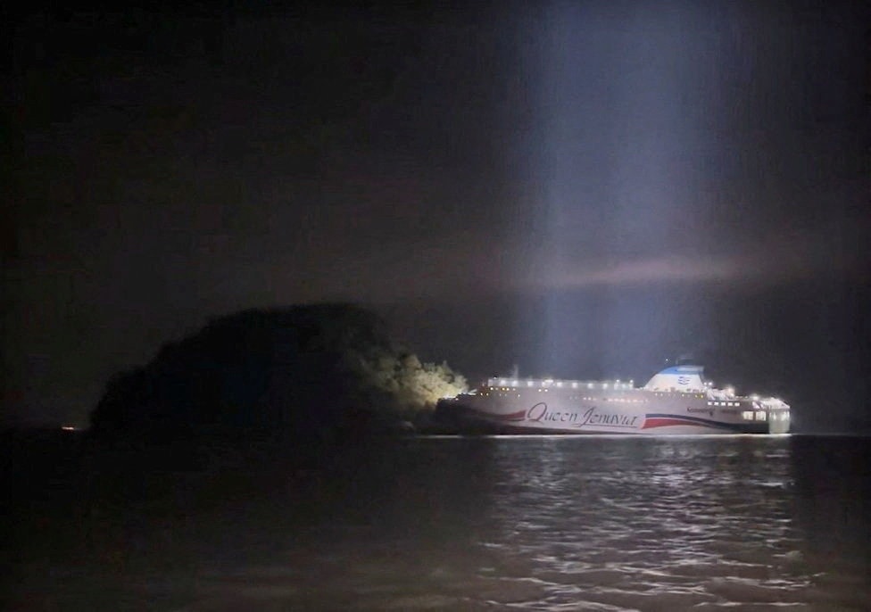 Chiếc phà Hàn Quốc chở hơn 260 hành khách bị mắc kẹt gần một đảo đá ngoài khơi Shinan, Hàn Quốc, ngày 19/11/2025. (Ảnh: Yonhap qua Reuters)