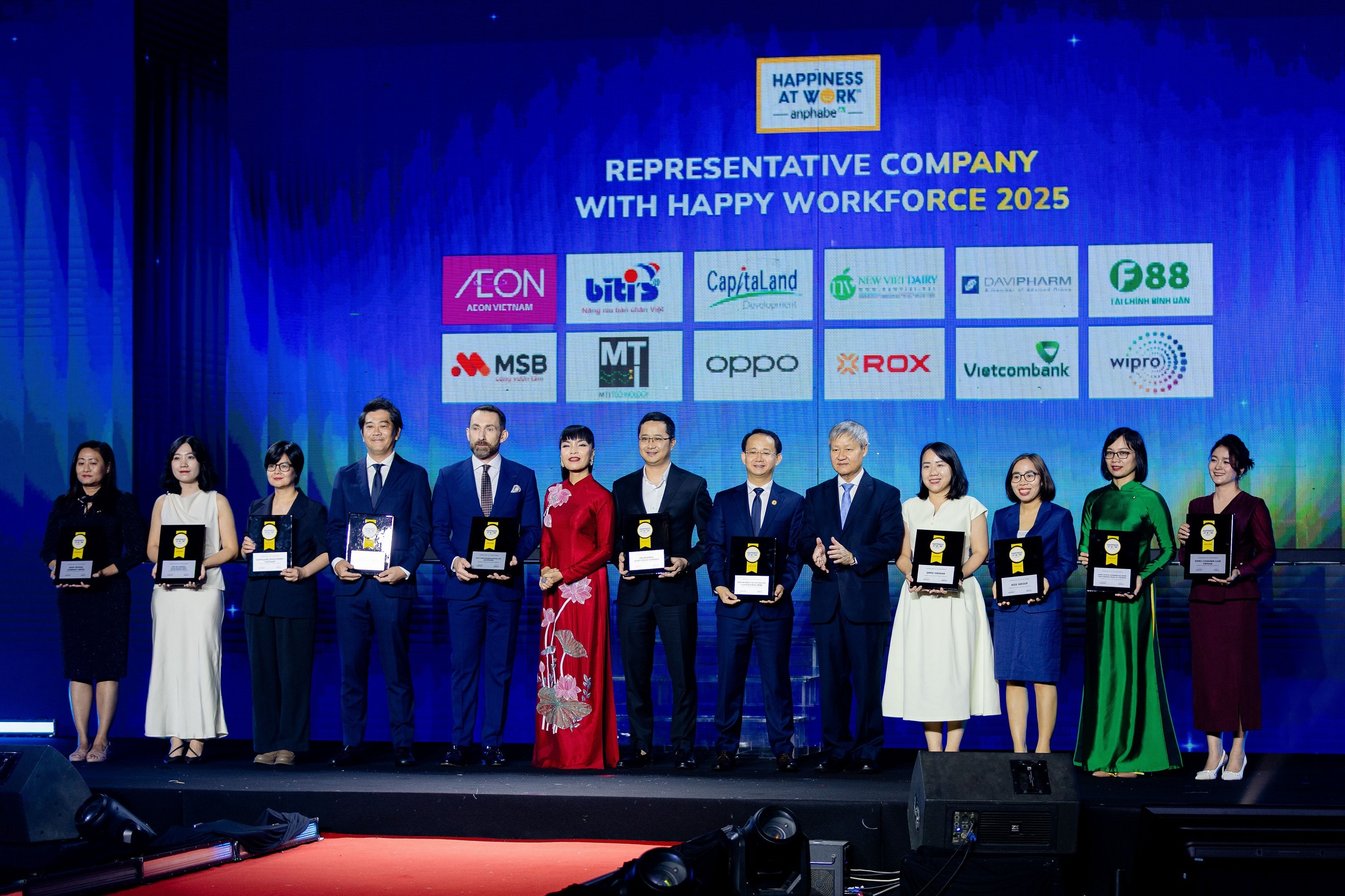 Đại diện ROX Group (thứ ba từ phải sang) nhận chứng nhận “Nguồn nhân lực hạnh phúc”.