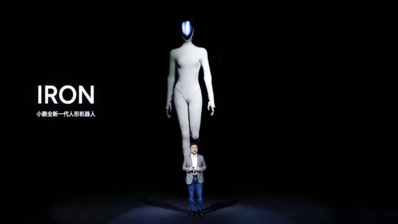 Chủ tịch kiêm tổng giám đốc điều hành Xpeng Hà Hiểu Bằng đang giới thiệu robot hình người Iron mới tại sự kiện Ngày AI của công ty.