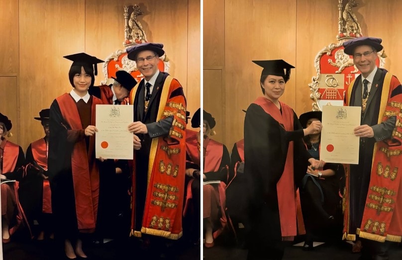 Chủ tịch RCS, Tim Mitchell, trao chứng chỉ thành viên RCS cho bác sĩ Đỗ Thị Ngọc Linh (trái) và bác sĩ Lê Diệp Linh tại trụ sở RCS ở London.