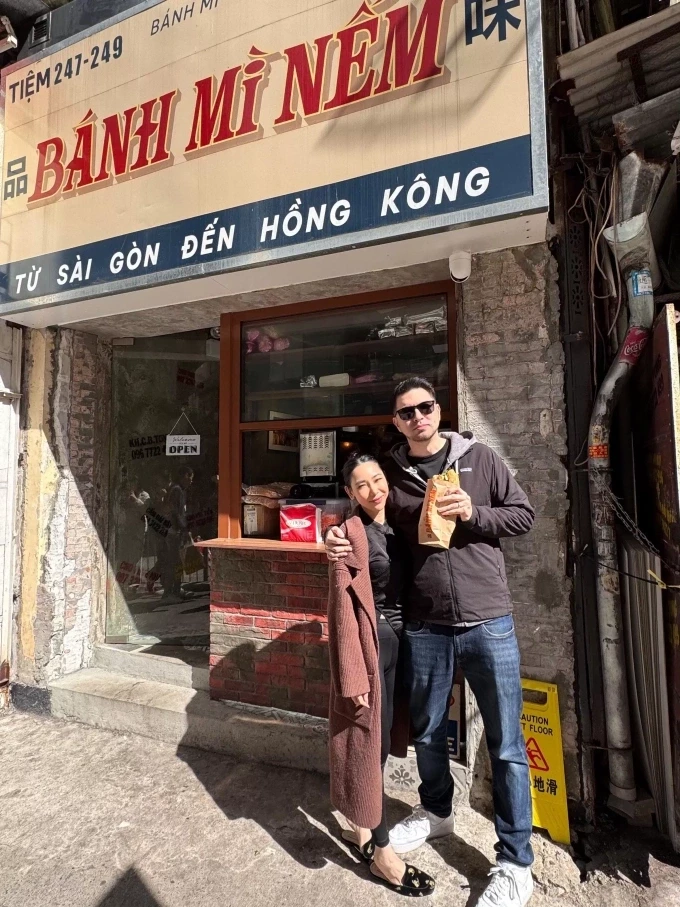 Vợ chồng chị Kiki Phụng tại tiệm bánh mì Việt ở Wan Chai, Hong Kong.