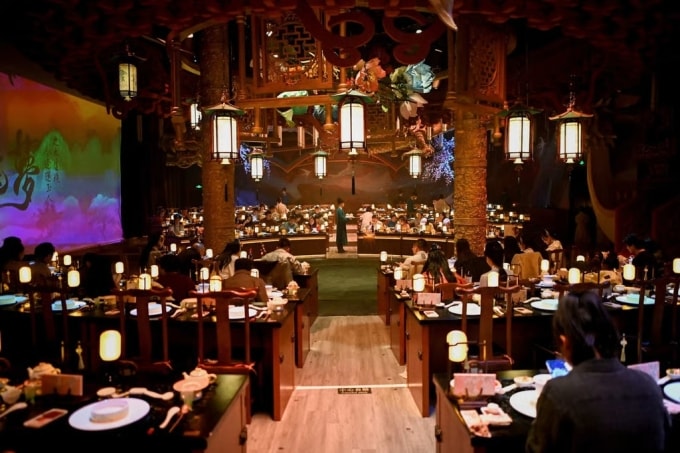 Bên trong nhà hàng ở Bắc Kinh cung cấp trải nghiệm nhập vai thưởng thức yến tiệc cung đình. Ảnh: AFP