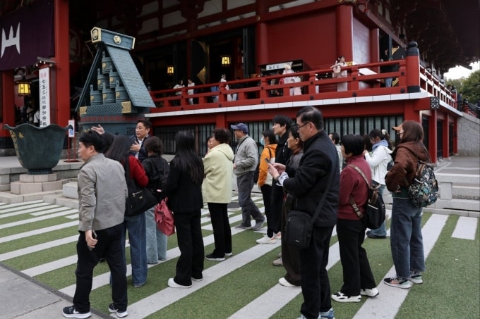 Khách Nhật tập trung lắng nghe hướng dẫn viên du lịch thuyết minh khi tại Nhật Bản. Ảnh: SCMP