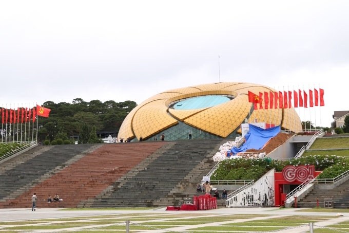 Quảng trường Lâm Viên, Đà Lạt vắng bóng người, sáng 20/11. Ảnh: Nguyễn Tiến Đạt