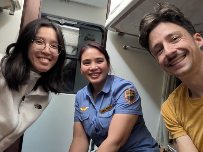 Chị Thảo và hai vị khách nước ngoài bị ách tăc trên tàu SE1. Ảnh: VNR