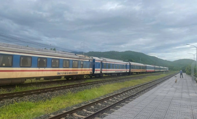 Nhiều tàu khách đang phải dừng chờ tại các nhà ga khu vực Nam Trung Bộ. Ảnh: VNR