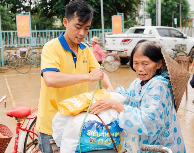 Tình nguyện viên PNJ hỗ trợ người dân mua sắm tại Siêu thị mini 0 đồng. Ảnh: Duy Thanh