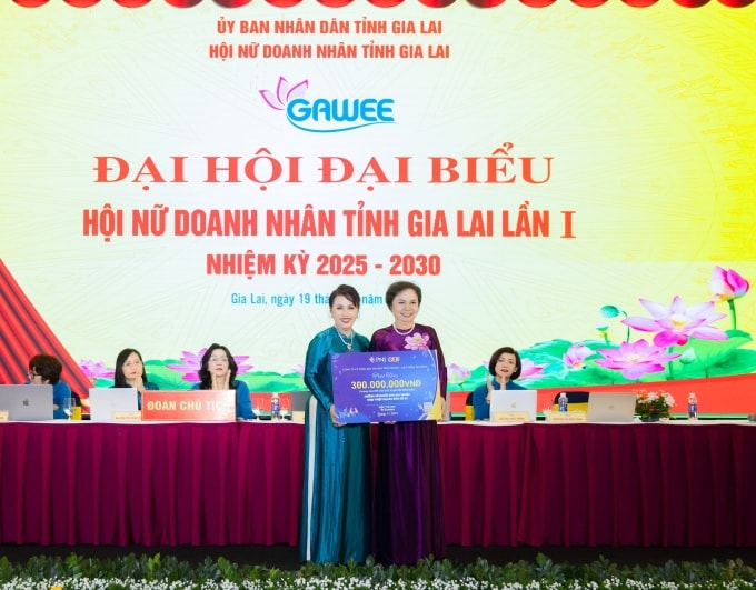 Bà Cao Thị Ngọc Dung, Chủ tịch HĐQT PNJ, trao 300 triệu đồng hỗ trợ bà con Quy Nhơn tại Đại hội đại biểu Hội nữ doanh nhân tỉnh Gia Lai lần I, nhiệm kỳ 2025-2030. Ảnh: Duy Thanh