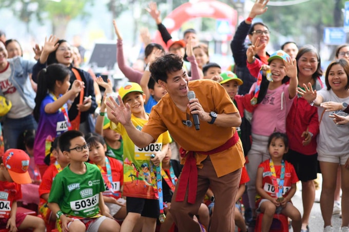 NSND Xuân Bắc giao lưu với VĐV Kun Marathon Hà Nội 2024. Ảnh: VnExpress Marathon