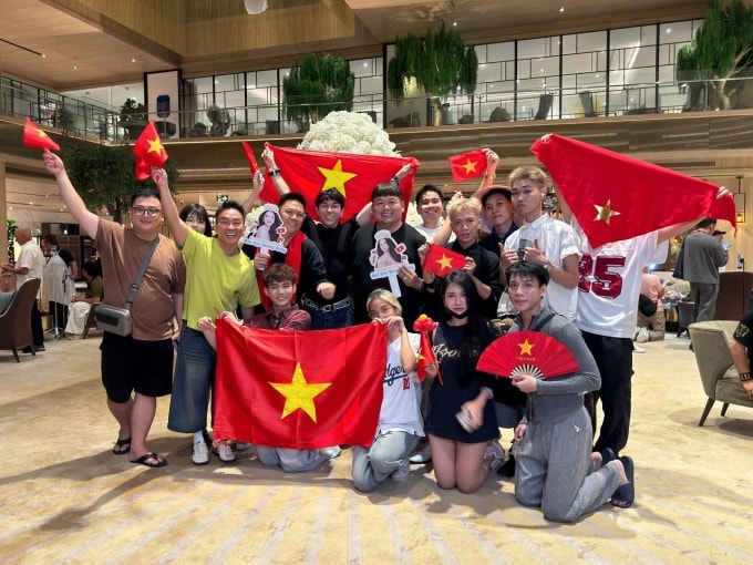 Fan tạo không khí sôi động khi cổ vũ Hương Giang.