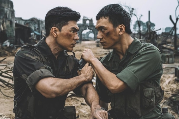 Đỗ Nhật Hoàng (phải) và Steven Nguyễn - hai diễn viên phim Mưa đỏ. Ảnh: Đoàn phim cung cấp