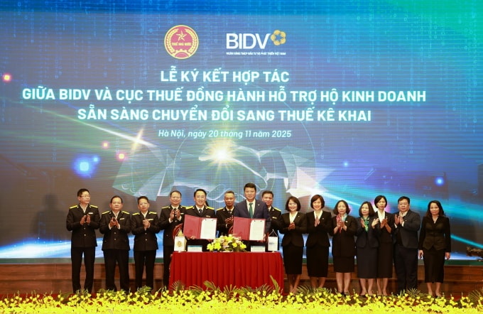 Ông Mai Sơn, Phó Cục trưởng Cục Thuế và ông Lê Ngọc Lâm, Tổng giám đốc BIDV đại diện hai đơn vị ký kết hợp tác. Ảnh: BIDV