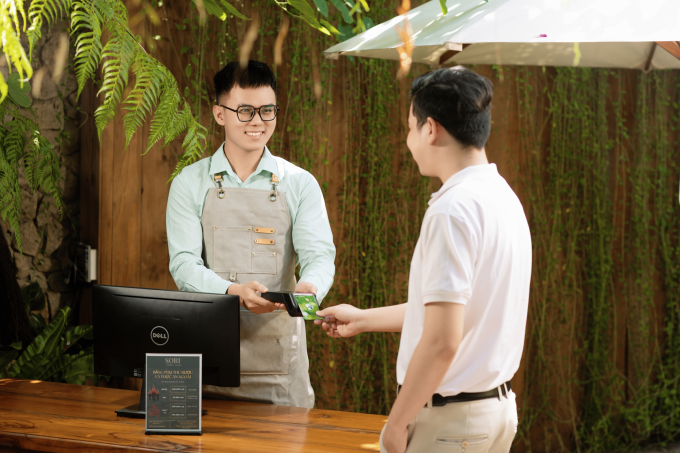 Khách hàng sử dụng thẻ tín dụng Visa O2 trong gói Tài chính xanh. Ảnh: Sacombank