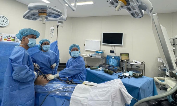 Các bác sĩ phẫu thuật nội soi cho bệnh nhân. Ảnh: Bệnh viện cung cấp