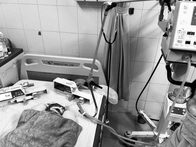 Bệnh viện Đa khoa Phú Yên tiếp nhận những trường hợp trẻ sơ sinh nặng do Bệnh viện Sản Nhi cô lập vì lũ. Ảnh: Bệnh viện cung cấp