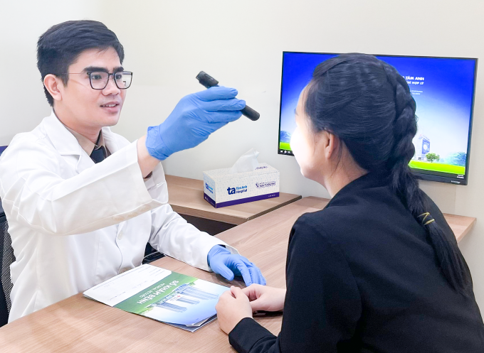 Bác sĩ Trí kiểm tra tình trạng da cho người bệnh. Ảnh minh họa: Phòng khám Đa khoa Tâm Anh Quận 7