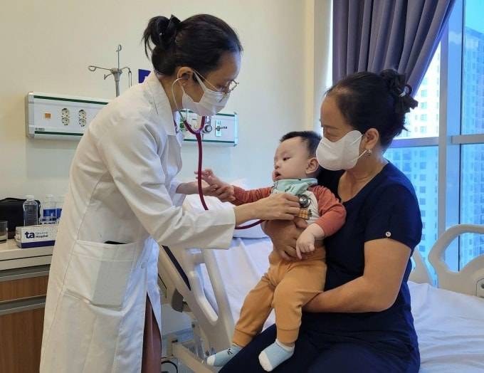 Bác sĩ Nga khám cho bé Đức Anh trước khi xuất viện. Ảnh: Hải Âu