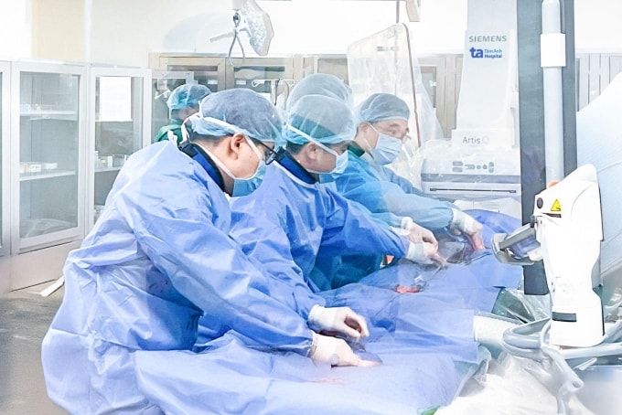 Bác sĩ can thiệp đặt stent graft loại bỏ khối phình động mạch chủ bụng cho bệnh nhân. Ảnh: Bệnh viện Tâm Anh