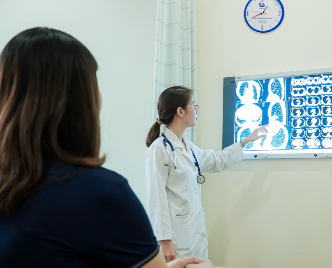 Bác sĩ thăm khám cho bệnh nhân. Ảnh minh họa: Bệnh viện Đa khoa Tâm Anh