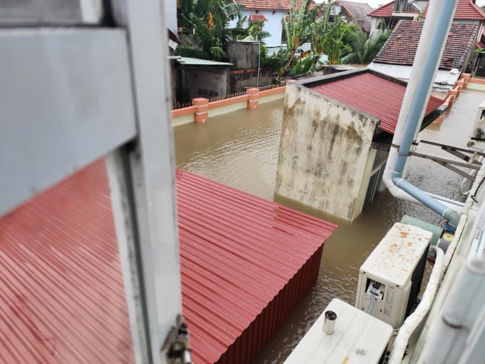 Trung tâm Kiểm nghiệm dược mỹ phẩm Phú Yên chìm sâu trong nước. Ảnh: Bác sĩ cung cấp