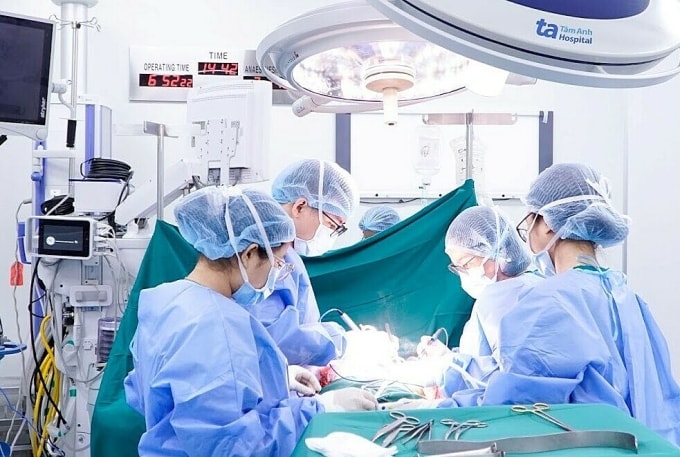 Êkíp bác sĩ khoa Ngoại Vú - Đầu Mặt Cổ phẫu thuật cho bà Hằng. Ảnh: Bệnh viện Đa khoa Tâm Anh