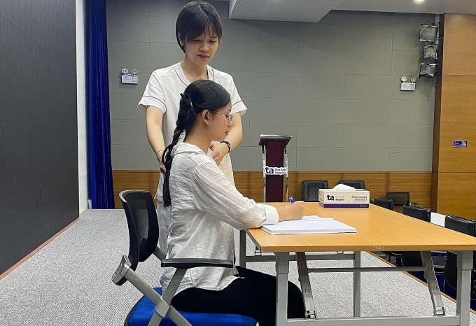 Ngồi làm việc với tư thế đúng để bảo vệ và ngăn ngừa thoái hóa cột sống. Ảnh minh họa: Bệnh viện Đa khoa Tâm Anh