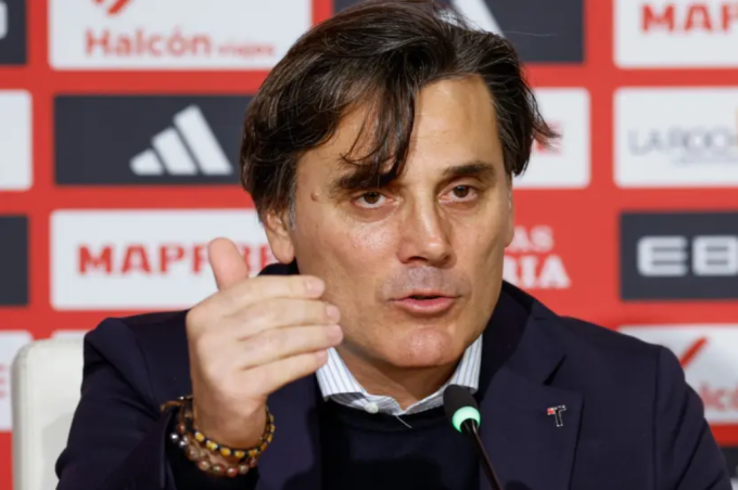 HLV Vincenzo Montella phát biểu sau trận. Ảnh: EFE