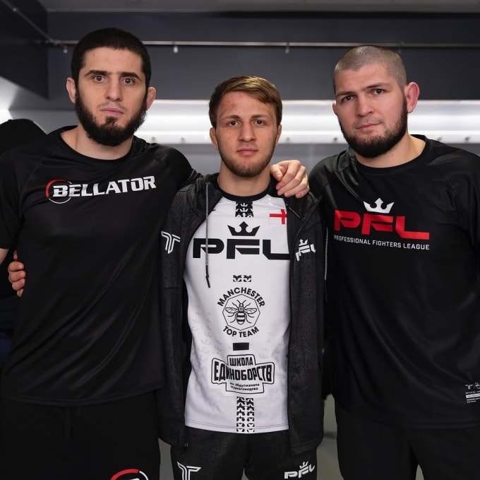 Ibragim Ibragimov (giữa) chụp ảnh cùng Islam Makhachev (trái) và Khabib Nurmagomedov trong quá trình tập luyện trước trận gặp Kenny Mokhonoana ngày 25/1/2025. Ảnh: Instgram / ibragim