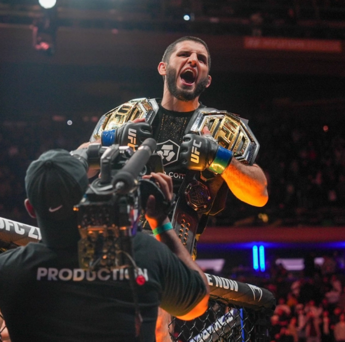 Islam Makhachev ăn mừng cùng hai đai vô địch UFC sau khi thắng Jack Della Maddalena ở trận tranh đai welterweight tại UFC 322 ở Madison Square Garden, New York, Mỹ ngày 15/11. Ảnh: MMA Orbit
