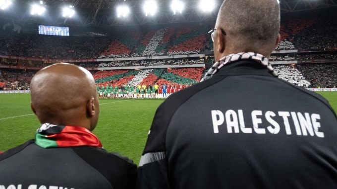 Ban huấn luyện Palestine và các cầu thủ làm nghi thức trước trận.