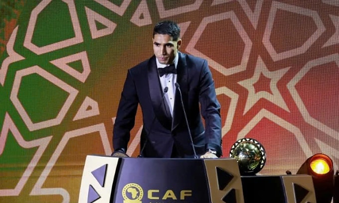 Hakimi phát biểu trong gala trao giải thưởng bóng đá châu Phi tại Rabat, Morocco tối 19/11/2025. Ảnh: Yahoo