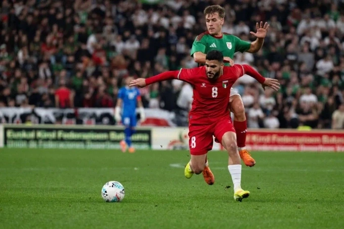 Cầu thủ Palestine (đỏ) và xứ Basque tranh chấp trong trận giao hữu trên sân San Mames, Bilbao, Tây Ban Nha ngày 16/11/2025. Ảnh: AFP