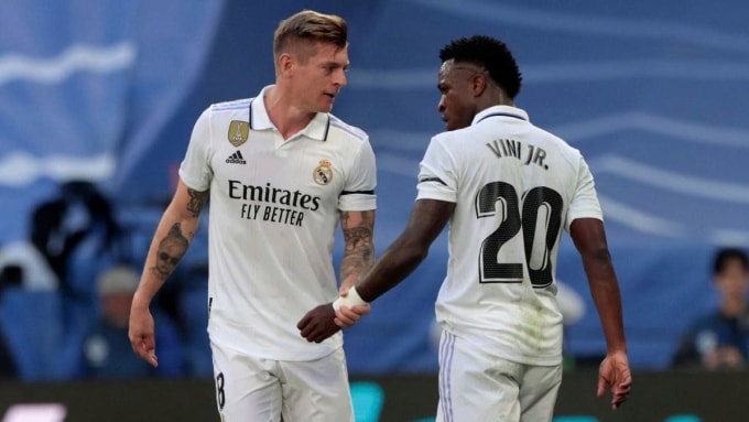 Toni Kroos (trái) và Vinicius Junior trong một trận đấu của Real trên sân Bernabeu năm 2023. Ảnh: Maxppp