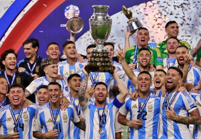 Messi nâng Copa America 2024 với tuyển Argentina. Ảnh: Reuters