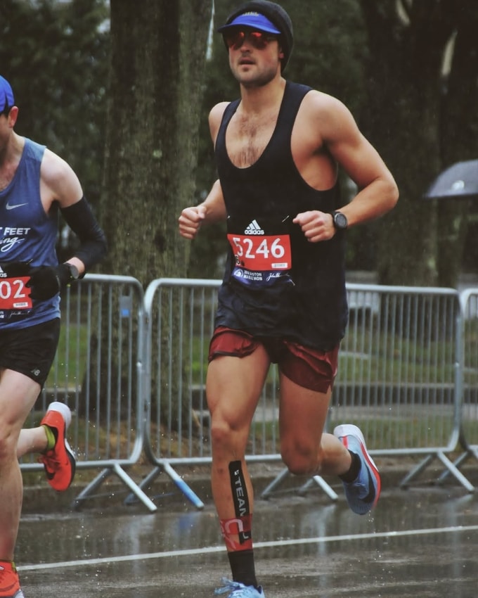 Dylan Efron trên đường chạy Boston Marathon 2018. Ảnh: Instagram / dylanefron