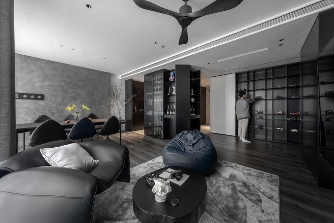 Hai gam màu trắng và đen tuy tương phản nhưng khi phối hợp đã trở thành sắc thái chủ đạo, vừa giúp cân bằng ánh sáng, vừa phản ánh rõ nét cá tính trẻ trung, rõ ràng của gia chủ. Ảnh: Cao Hòa