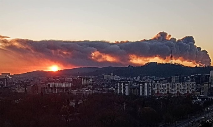 Khói bốc lại tại khu vực gần thành phố Lviv, Ukraine sau trận tập kích rạng sáng 19/11. Ảnh: RusVesna