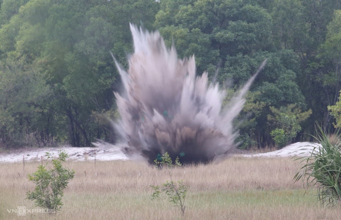 Hủy nổ bom ở Quảng Trị, tháng 10/2025. Ảnh: Đắc Thành