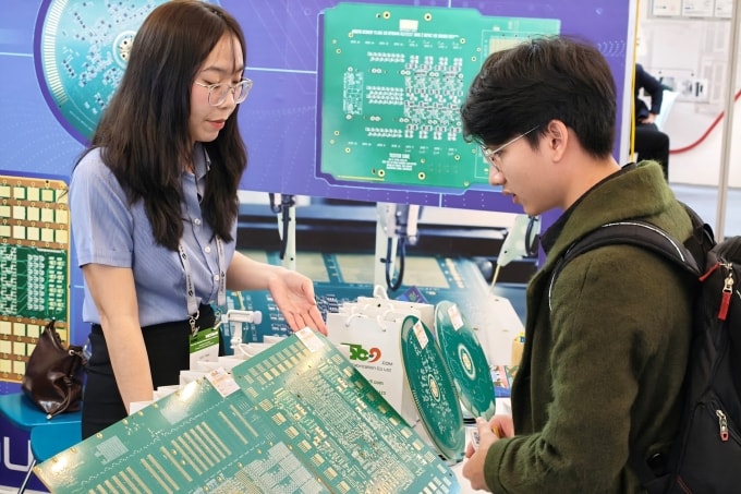 Khách tham quan đang xem một bảng mạch in tại triển lãm Semi Expo 2005. Ảnh: Trọng Đạt