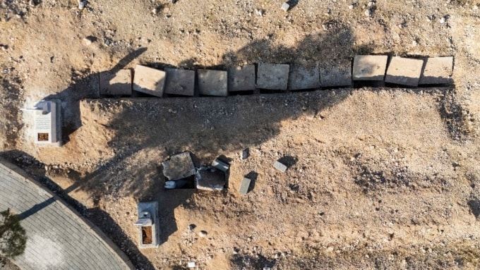 Địa điểm được cho là một ngôi mộ tập thể ở bên ngoài thủ đô Damascus, Syria, hồi năm 2024. Ảnh: AFP